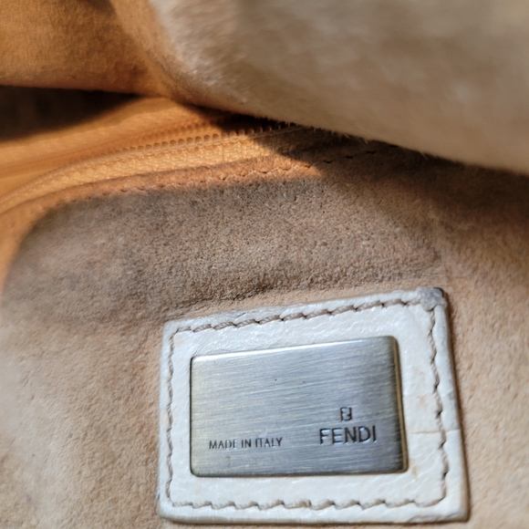 Classic FENDI soft-leather purse with two adjusting straps - Picture 8 of 16